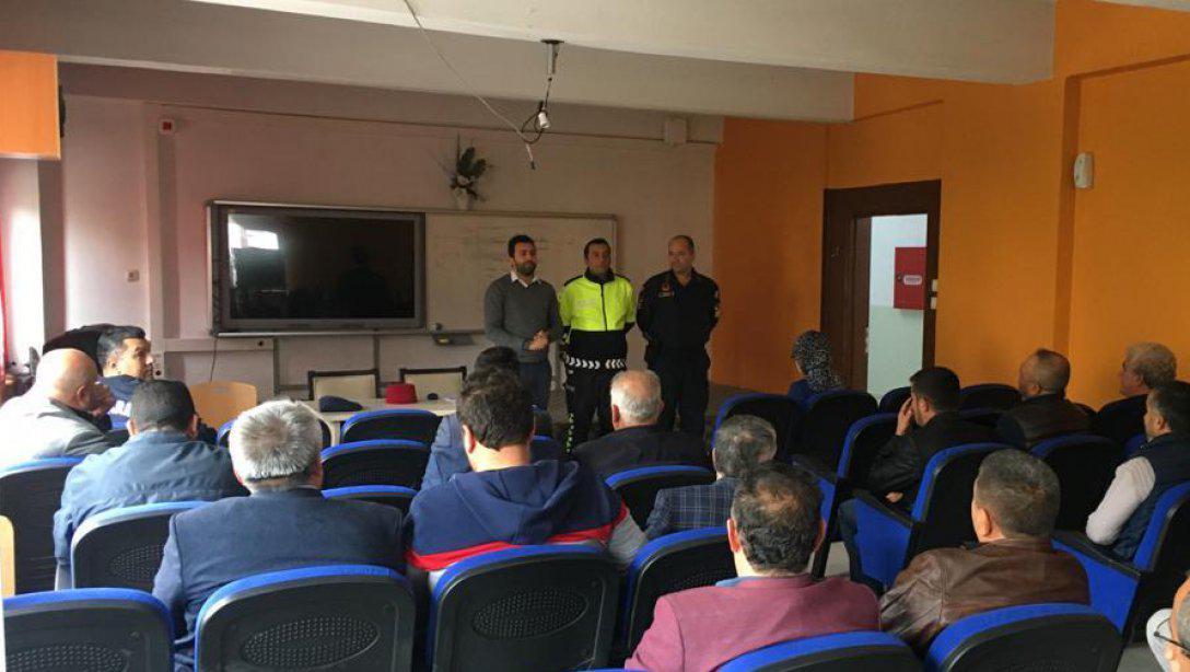 Şube Müdürlerimiz Ali ÇAKAN ve Hatice Dilek AYTEKİN başkanlığında Taşımalı Eğitim  ve Özel taşıma işi yapan şoförlerimize bilgilendirme toplantısı yapıldı. 