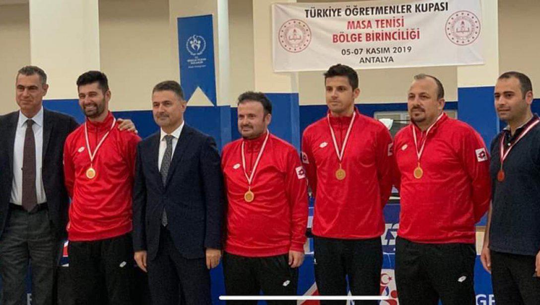 Antalya'da yapılan Türkiye Öğretmenler Kupası Bölge Şampiyonasında İlçemiz Beden Eğitimi Öğretmeni Ufuk ALTINKAYA'nın da bulunduğu Adana MEM Masa Tenisi Takımı Bölge Şampiyonu olarak finallerde Akdeniz bölgesini temsil edecektir.