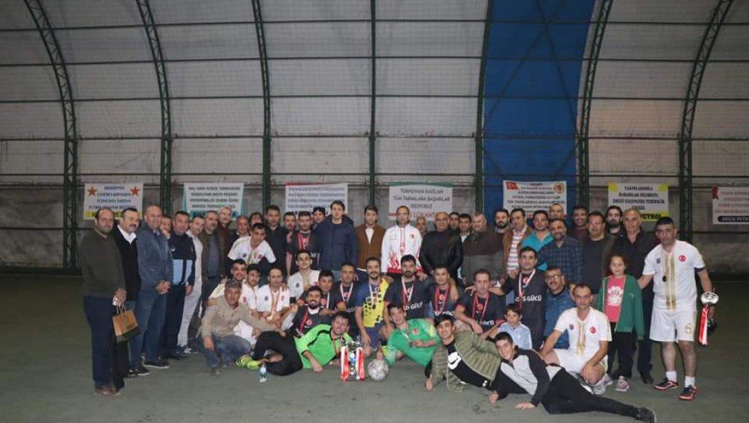 Kaymakamlığımızca düzenlenen Kurumlar arası Futbol turnuvasında ilçemiz Türkan İrfan Akün Çok Programlı Anadolu Lisemiz 3. Olmuştur