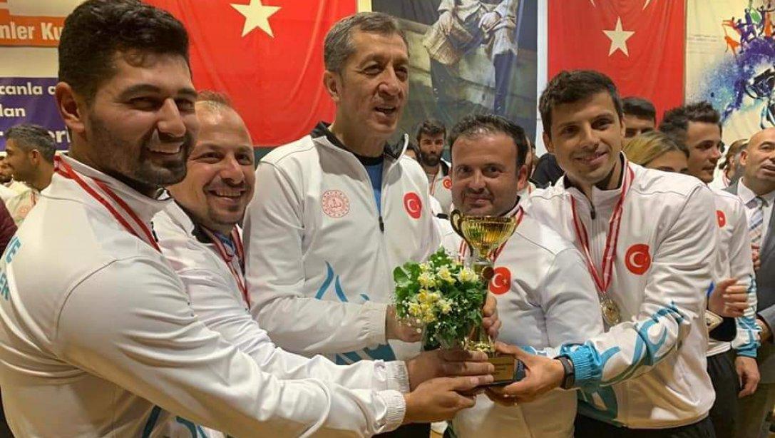 Türkiye Öğretmenler Kupası Şampiyonasında İlçemiz öğretmeni Ufuk ALTINKAYA'nın da bulunduğu Adana MEM Masa Tenisi Takımımız Türkiye 2.si olmuştur. Takımımızı ve İlçemiz öğretmeni Ufuk ALTINKAYA'yı Tebrik ederiz.