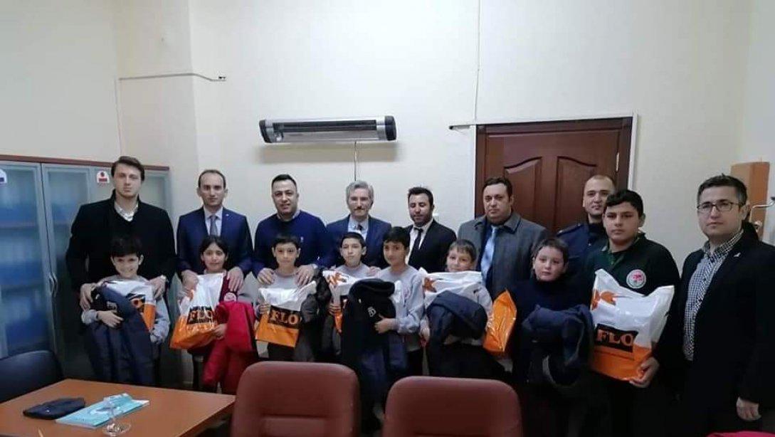 Denizbank Adana Bölge Müdürlüğü çalışanları tarafından temin edilen kışlık kıyafet ve kırtasiye malzemeleri okullarımızdaki öğrencilere dağıtıldı. 