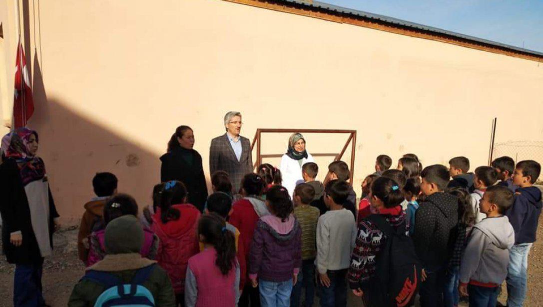 Milli Eğitim Müdürümüz Hüdaverdi YILDIZ, Hamidiye İlkokulumuzda İstiklal Marşı törenine katıldı. Tören sonrası öğretmen ve öğrenciler ile sohbet etti. 