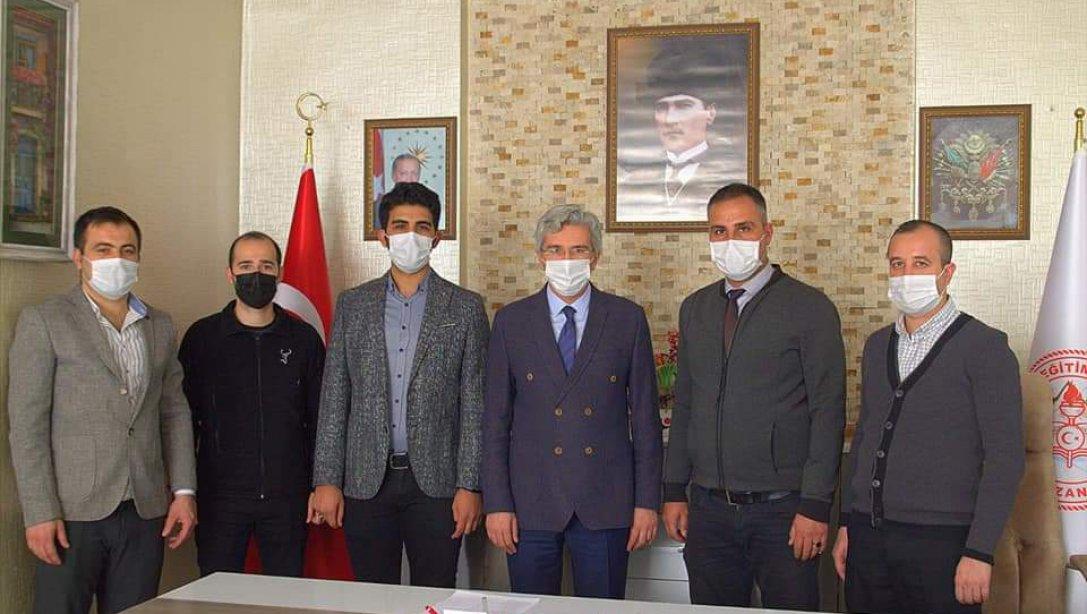 Pozantı Ülkü Ocakları Başkanı Mustafa Çalık ve Yönetimi Milli Eğitim Müdürümüz Hüdaverdi YILDIZ'ı makamında ziyaret etti