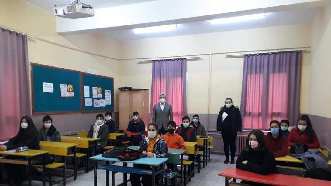 Milli Eğitim Müdürümüz Hüdaverdi YILDIZ ve Şube Müdürümüz Mehmet YILDIRIM İlçemizde devam eden Destekleme ve Yetiştirme kurslarını ziyaret etti. 