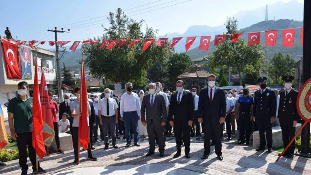 30 Ağustos Zafer Bayramı'nın 99. yıl dönümünü kutlama etkinlikleri Vali Yardımcımız Sn.Ferhat BURAKGAZİ  ile Belediye Başkanı Mustafa ÇAY tarafından Atatürk Anıtı'na çelenk sunulması ve saygı duruşunda bulunulmasıyla başladı