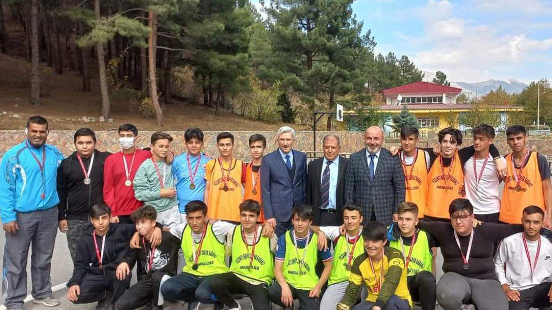 Cumhuriyetimizin 98. yıldönümü etkinlikleri kapsamında Şehit Zafer Sabancı Anadolu Lisesi Müdürlüğümüzce düzenlenen sınıflar arası Cumhuriyet kupası futbol turnuvası düzenlendi. 