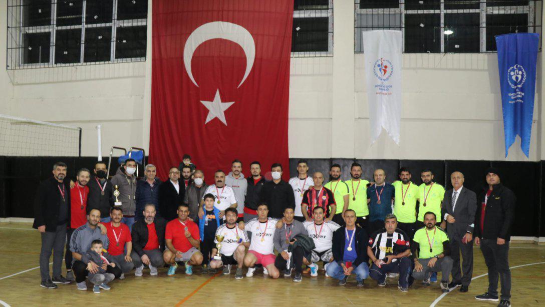 Kaymakamımız Sn. Hüseyin AYDIN 24 Kasım Öğretmenler Günü münasebetiyle  düzenlenen voleybol turnuvasında başarı elde eden voleybol takımlarına kupalarını verdi. 