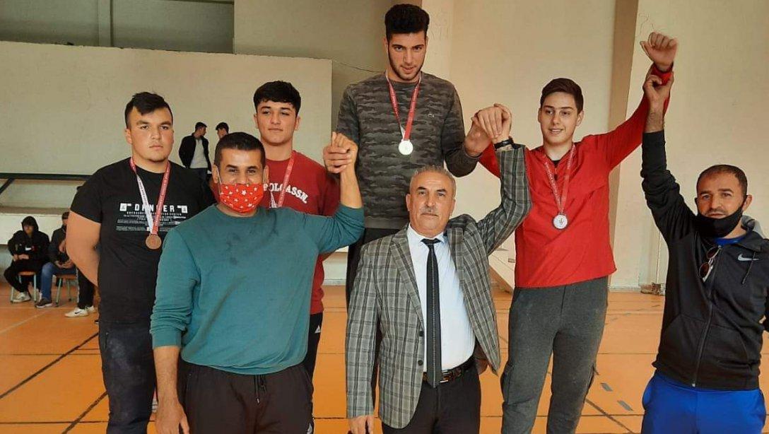 İlimizde düzenlenen Liseler Arası erkekler bilek güreşi Şampiyonasında Şehit Zafer Sabancı Anadolu Lisesi öğrencimiz Gökhan Demircioğlu Adana 1.si oldu ve Türkiye Şampiyonasına katılmaya hak kazandı.