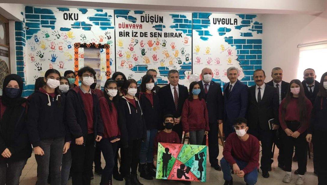 İl Milli Eğitim Müdürümüz Sn.Yaşar KOÇAK ilçemizdeki programı kapsamında   Şehit Zafer Sabancı Anadolu Lisesini ziyaret ettiler.