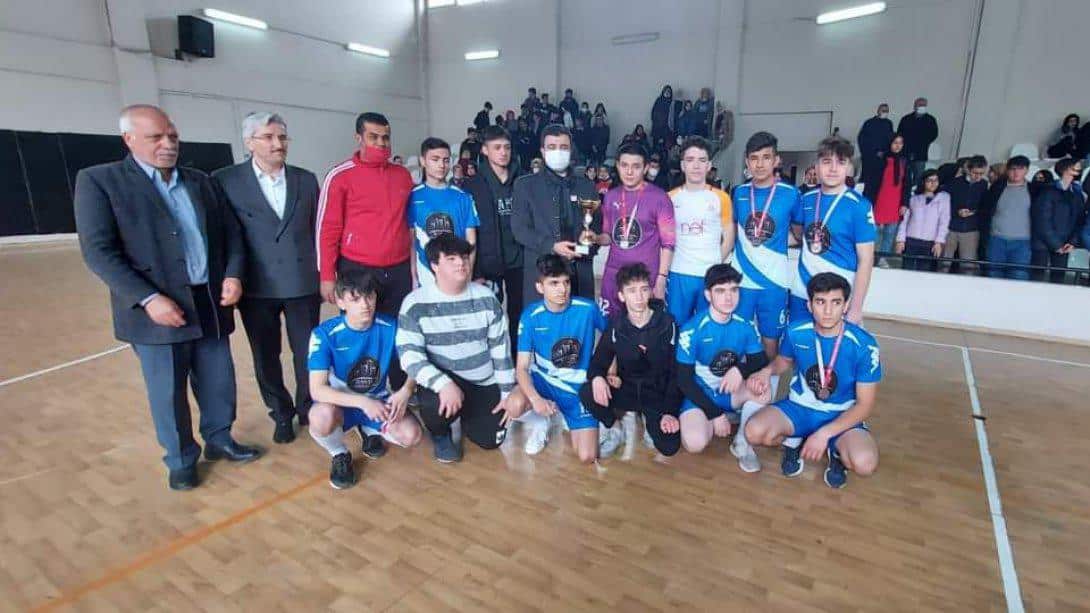 Pozantı'lı Merhum Şehidimiz Erhan Konuk anısına düzenlenen Futsal turnuvası düzenlendi. 