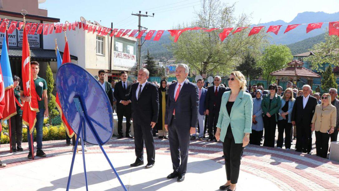 23 Nisan Ulusal Egemenlik ve Çocuk Bayramı kutlamaları Atatürk Anıtına çelenk koyma töreni ile başladı.
