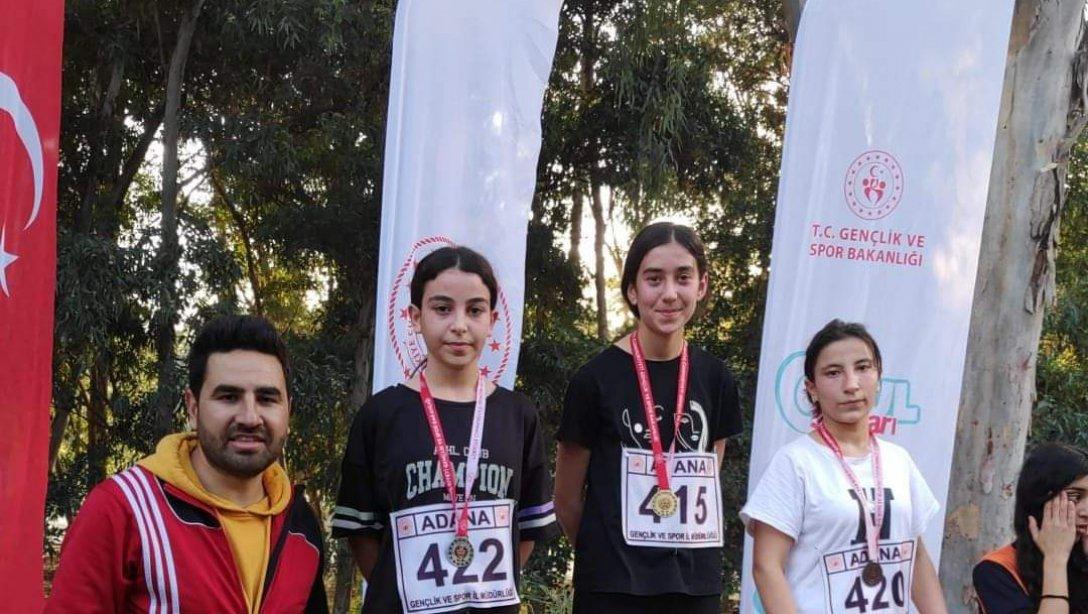 İlçemiz Türkan İrfan Akün Çok Programlı Anadolu Lisesi Genç Kız Takımı ilimizde yapilan 3 km KROS yarışmasında ilk üç dereceyi de alarak ADANA Şampiyonu oldular.