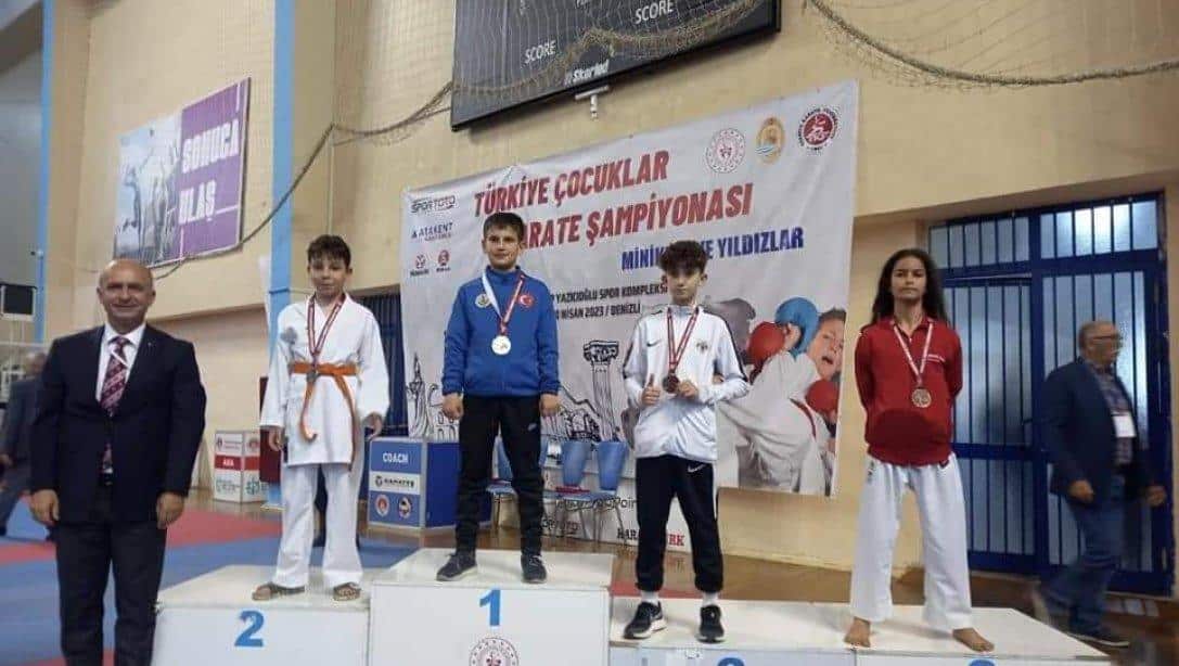 İmam Hatip Ortaokulu Öğrencimiz   Süleyman Berat Özçelik Türkiye Çocuklar Karate Şampiyonasında Türkiye 2.si olmuştur.