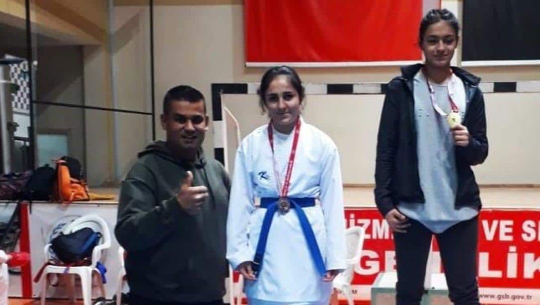 Adana'da düzenlenen Liselerarası kızlar karate müsabakasında Şehit Zafer Sabancı Anadolu Lisesi öğrencimiz Emine Erdoğan Adana 2.si olmuştur. 