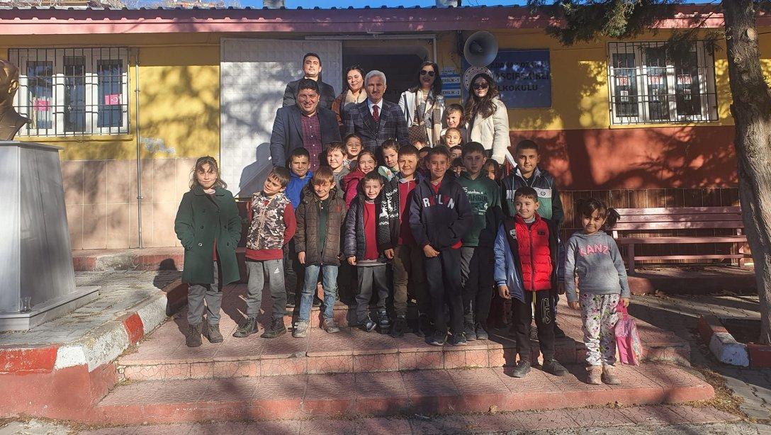 İlçe Milli Eğitim Müdürümüz Sn.Hüdaverdi YILDIZ ve göreve yeni başlayan büro memurlarımız köy okullarımızı ziyaret ettiler.