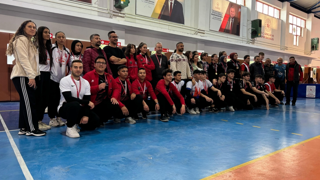 Okul sporları genç kız ve erkekler dart bölge şampiyonasında Borsa İstanbul Şehit Erhan Konuk Anadolu İmam Hatip Lisesi öğrencileri gruplarında 1.olarak Adana,yı  Türkiye düzeyinde finallere katılmaya hak kazanmıştır.