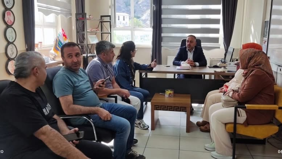 İlçe Müdürümüz Sayın Fatih SEZGİN ve Şefimiz Hatice Dilek Aytekin ile birlikte, öğretmenimiz Fatma Koyuncu eşliğinde rahatsızlığı nedeniyle geçmiş olsun ziyaretinde bulunduğumuz Bilim ve Sanat Merkezi Müdüremiz Eda Erol'a acil şifalar diliyoruz.