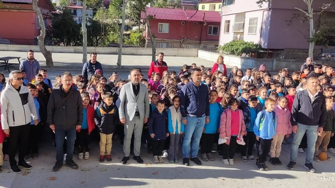 İlçe Millî Eğitim Müdürümüz Sayın Fatih SEZGİN, haftanın ilk açılış gününde Cumhuriyet İlkokulu ve aynı binada eğitim veren Şehit Sefa İzbudak Ortaokulunu ziyaret etti.